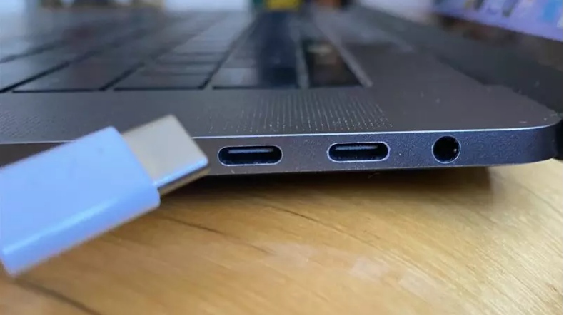 Macbook không sạc pin được
